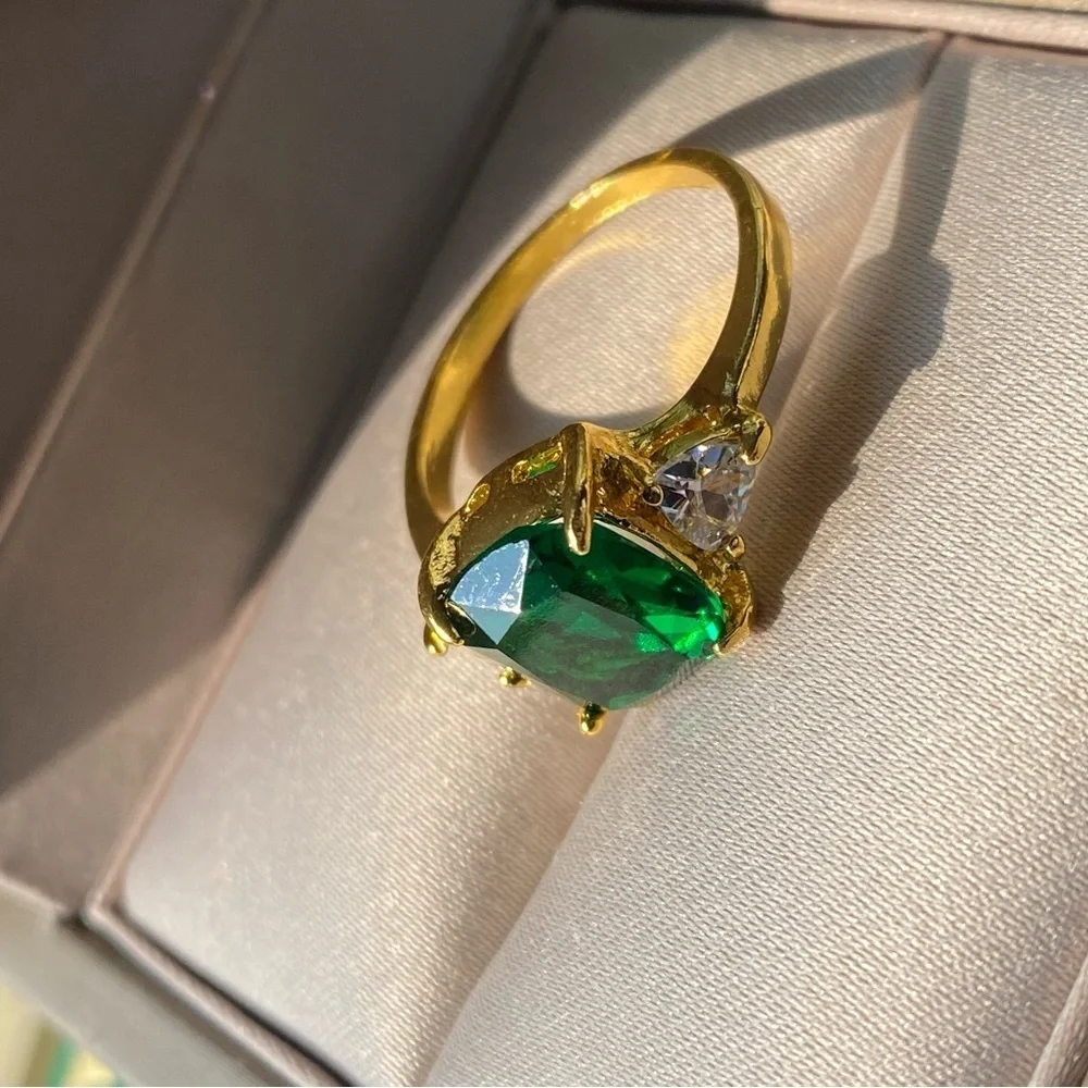 BEAUTIFUL costume jewelry size 7 emerald green gold tone ring